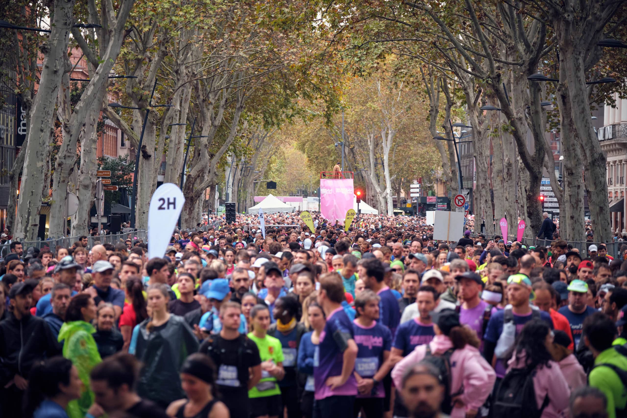 C’est l’un des temps forts du mois de novembre dans le calendrier du running français. La Toulouse Métropole Run Expérience vient de lever le voile sur les parcours de ses courses 2025. Nouveaux tracés, lieux iconiques, ambiance de folie : le rendez-vous est pris le 2 novembre prochain pour plus de 20 000 coureurs qui feront vibrer les rues de la Ville Rose au rythme de leur foulée. Et il y en a pour tous les goûts, avec 3 distances au choix : 10 km, semi-marathon et marathon.