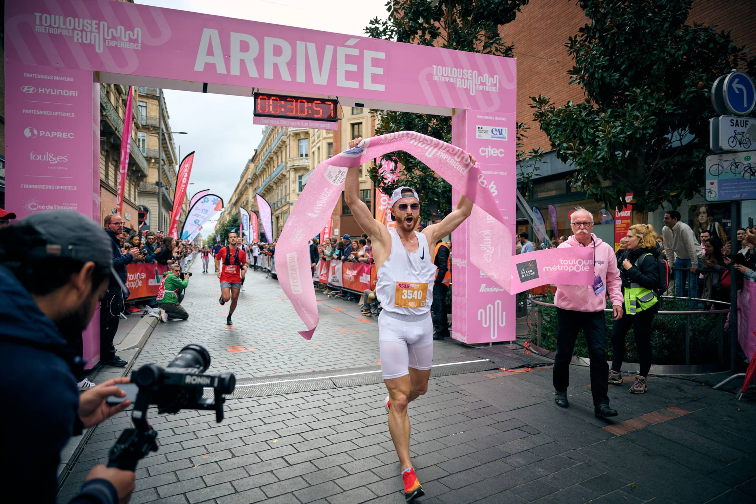 C’est l’un des temps forts du mois de novembre dans le calendrier du running français. La Toulouse Métropole Run Expérience vient de lever le voile sur les parcours de ses courses 2025. Nouveaux tracés, lieux iconiques, ambiance de folie : le rendez-vous est pris le 2 novembre prochain pour plus de 20 000 coureurs qui feront vibrer les rues de la Ville Rose au rythme de leur foulée. Et il y en a pour tous les goûts, avec 3 distances au choix : 10 km, semi-marathon et marathon.