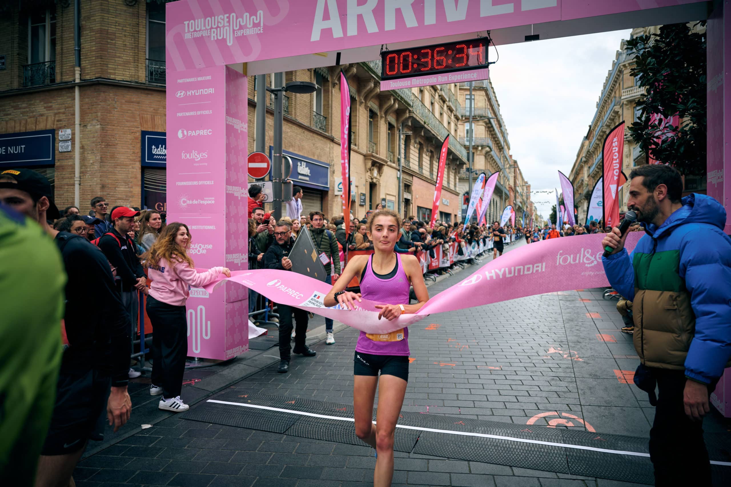 C’est l’un des temps forts du mois de novembre dans le calendrier du running français. La Toulouse Métropole Run Expérience vient de lever le voile sur les parcours de ses courses 2025. Nouveaux tracés, lieux iconiques, ambiance de folie : le rendez-vous est pris le 2 novembre prochain pour plus de 20 000 coureurs qui feront vibrer les rues de la Ville Rose au rythme de leur foulée. Et il y en a pour tous les goûts, avec 3 distances au choix : 10 km, semi-marathon et marathon.