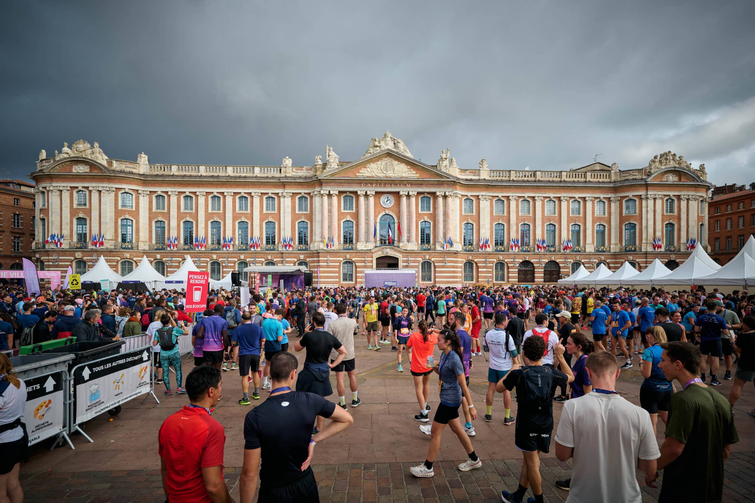C’est l’un des temps forts du mois de novembre dans le calendrier du running français. La Toulouse Métropole Run Expérience vient de lever le voile sur les parcours de ses courses 2025. Nouveaux tracés, lieux iconiques, ambiance de folie : le rendez-vous est pris le 2 novembre prochain pour plus de 20 000 coureurs qui feront vibrer les rues de la Ville Rose au rythme de leur foulée. Et il y en a pour tous les goûts, avec 3 distances au choix : 10 km, semi-marathon et marathon.