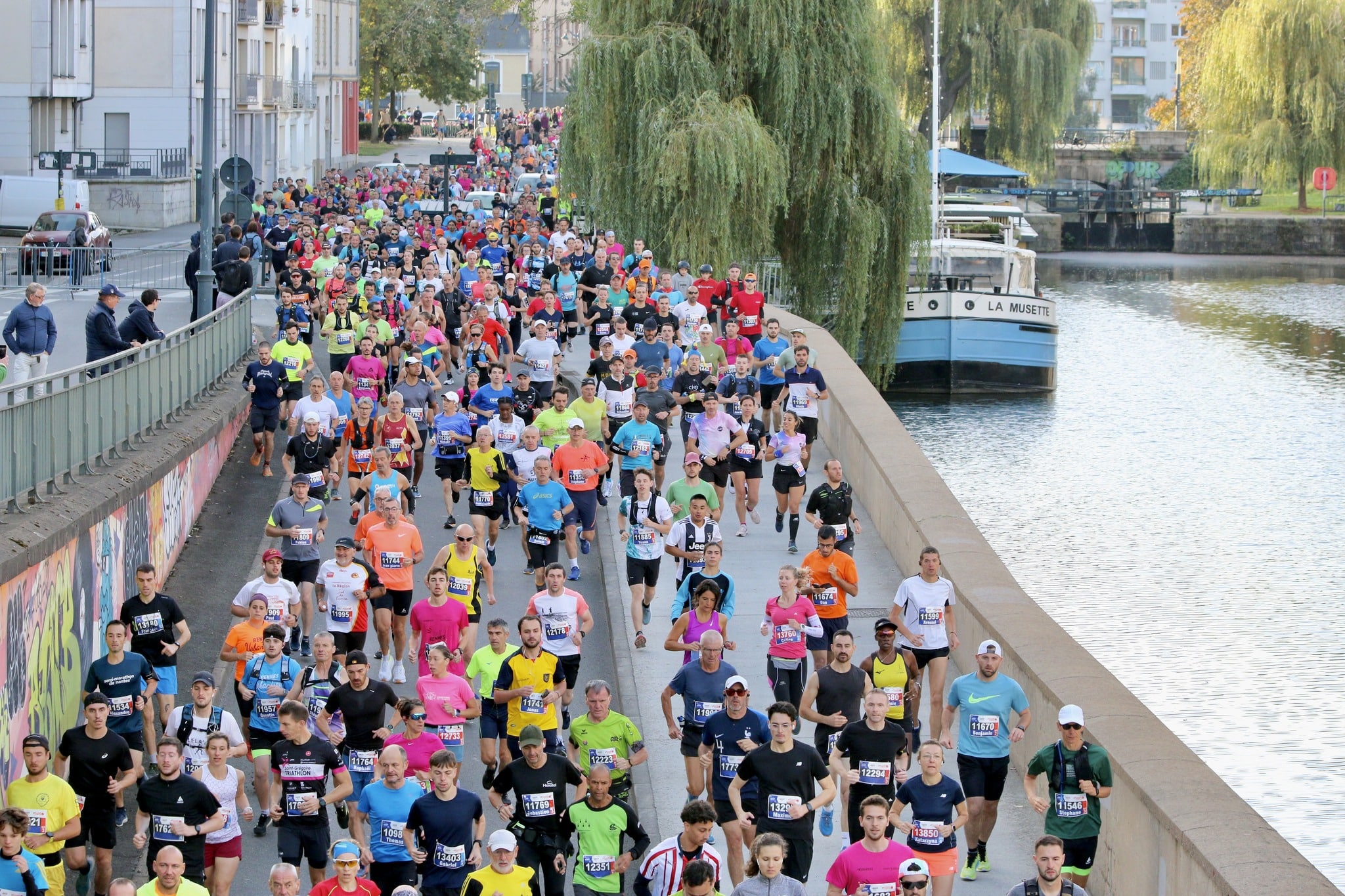 Alors que le prix moyen des inscriptions aux épreuves grimpe en France, certaines courses de running continuent de défendre la gratuité.