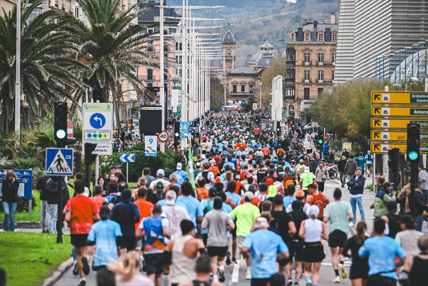 Au cœur de l’une des plus belles villes d’Espagne s’est déroulé le deuxième plus ancien marathon du pays. À San Sebastián, dans le Pays basque, les 11 500 coureurs en quête de performance se sont surpassés. Cette 46e édition a été marquée par un nouveau record de participation dans l’histoire du 42,195 km.